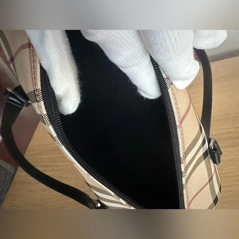 Burberry House Check Barrel bag black with dustbag - Picture 6 of 14